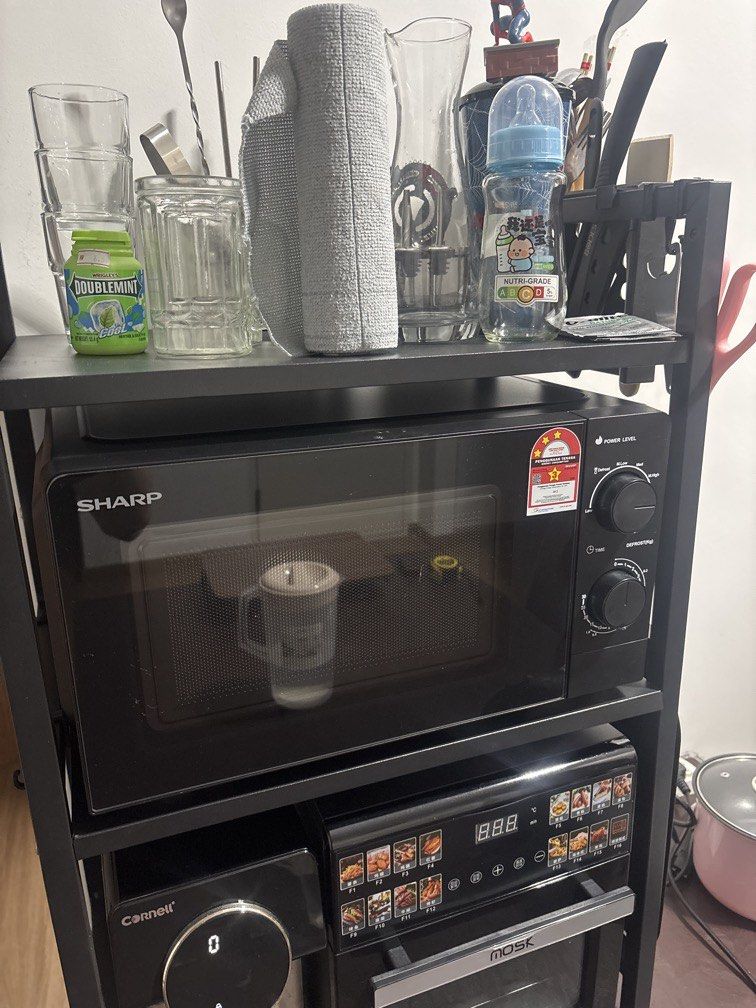 Sharp Microwave (Category: Ovens & Toasters) located in Singapore. Submitted by serenitybear (Listing ID 1466962732, Image 1). Description: 20L 6 power setting 255mm turntable Very good condition, see to believe. .