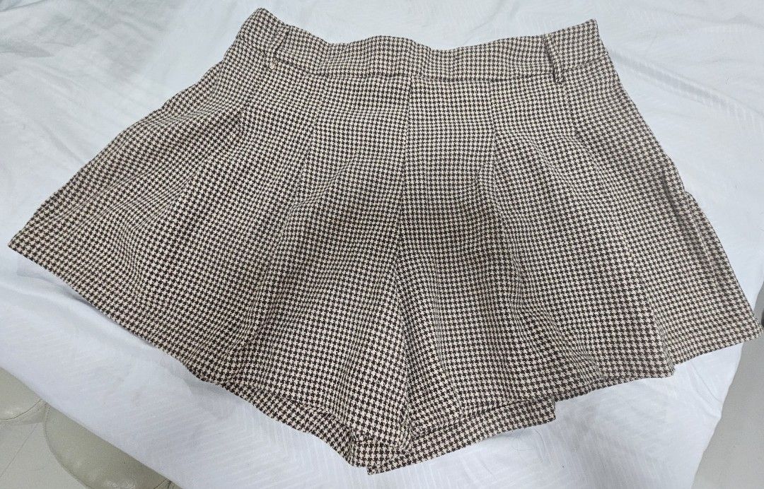 SHEIN Curve Houndstooth Pleated Skort Size 2XL (Category: Skirts) located in Santo Tomas. Submitted by buybugs (Listing ID 1466965082, Image 2). Description: - Brand: Shein Curve - Size: 2XL - Design: Brown and white houndstooth pleated skort (classic checkered pattern) - Features: Skirt look, pleated shorts - Condition: like brand new.