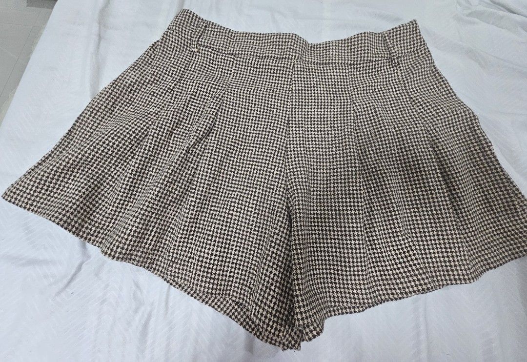 SHEIN Curve Houndstooth Pleated Skort Size 2XL (Category: Skirts) located in Santo Tomas. Submitted by buybugs (Listing ID 1466965082, Image 3). Description: - Brand: Shein Curve - Size: 2XL - Design: Brown and white houndstooth pleated skort (classic checkered pattern) - Features: Skirt look, pleated shorts - Condition: like brand new.