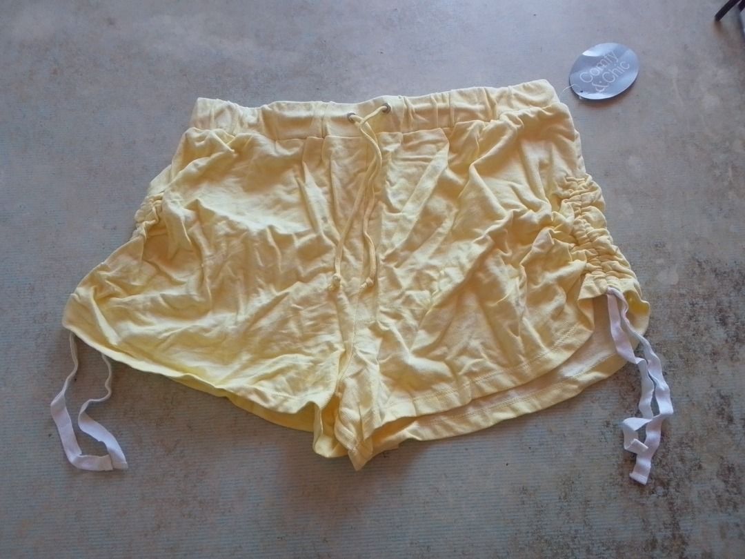Shorts US BNEWTAG (Category: Shorts) located in Los Banos. Submitted by mania-62906 (Listing ID 1466855079, Image 1). Description: BNEWTAG. US Large. Yellow.