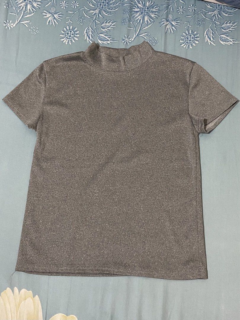 Silver/Grey Shimmer Short Sleeve Mock Neck Top (Category: Shirts) located in Guinobatan. Submitted by jadieee_young22 (Listing ID 1466941960, Image 2). Description: Color: Grey/ Silver Short sleeves, mock neck/ high neck Lightweight and stretchable Like new no flaws Fits Small to Medium Ganda ng tela! 🤍 bought from ukay :) Rfs: Decluttering (extra closet items).