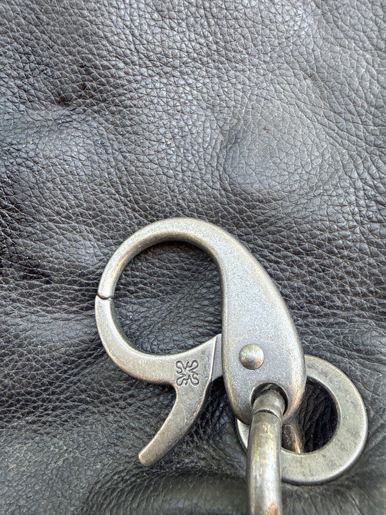 SIMPLE VERA WANG LEATHER HOBO BAG (Category: Wall Decor) located in Angeles City. Submitted by migs_font29 (Listing ID 1466793118, Image 3). Description: .