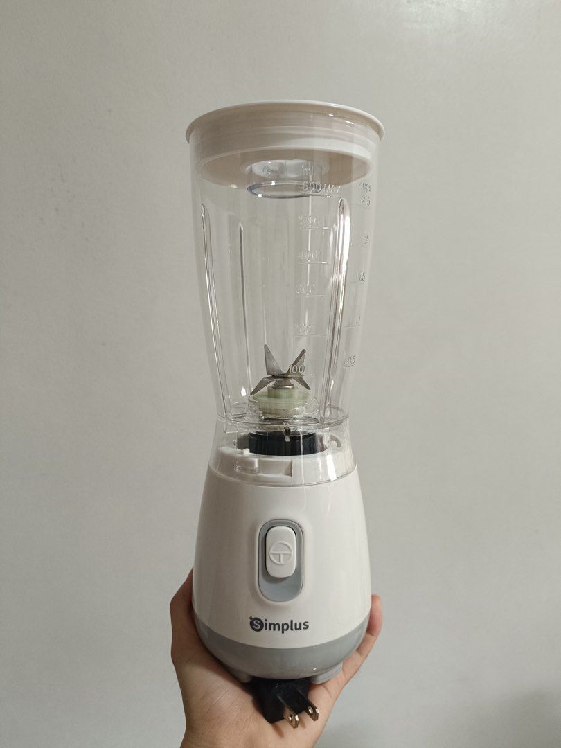 Simplus Mini Blender / Juicer / Smoothie Maker (Category: Juicers, Blenders & Grinders) located in Quezon City. Submitted by sayonara.things (Listing ID 1466873982, Image 1). Description: Simplus Blender / Juicer / Smoothie Maker 600ML + 200ML Used 2x only RFS: Moving out sale.