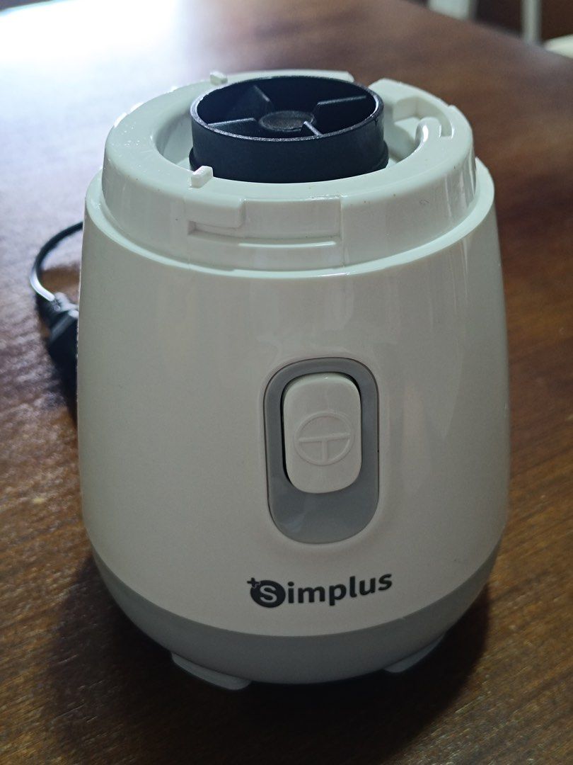 Simplus Mini Blender / Juicer / Smoothie Maker (Category: Juicers, Blenders & Grinders) located in Quezon City. Submitted by sayonara.things (Listing ID 1466873982, Image 3). Description: Simplus Blender / Juicer / Smoothie Maker 600ML + 200ML Used 2x only RFS: Moving out sale.
