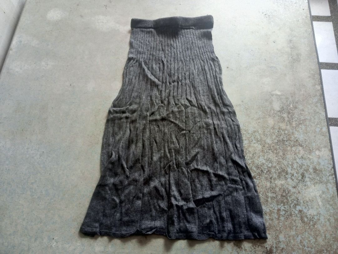 Skirt US BNEWTAG (Category: Skirts) located in Los Banos. Submitted by mania-62906 (Listing ID 1466840108, Image 1). Description: BNEWTAG. US Size 7-8 Grey Garterized.