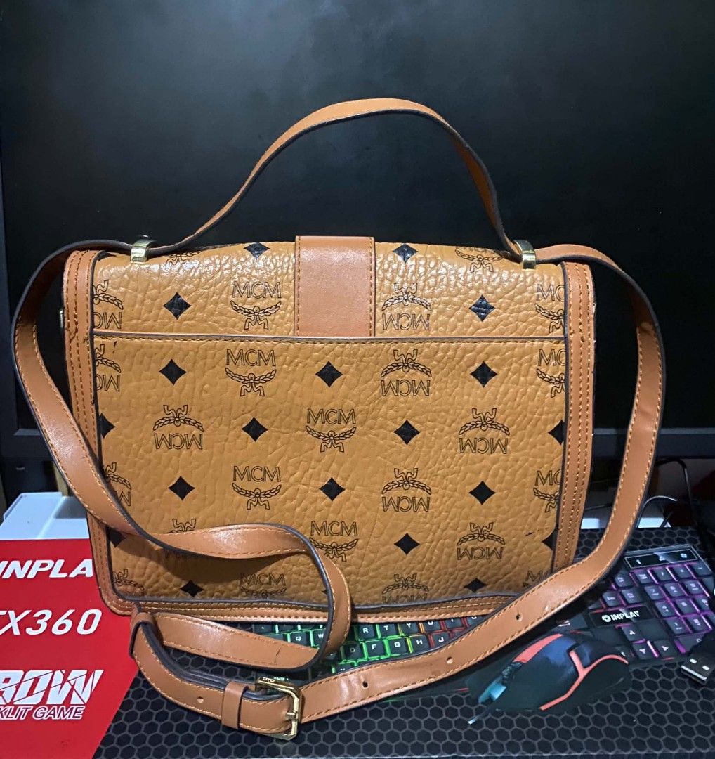 Sling bag (Category: Cross-body Bags) located in Manila. Submitted by glaiza02 (Listing ID 1466803298, Image 2). Description: .