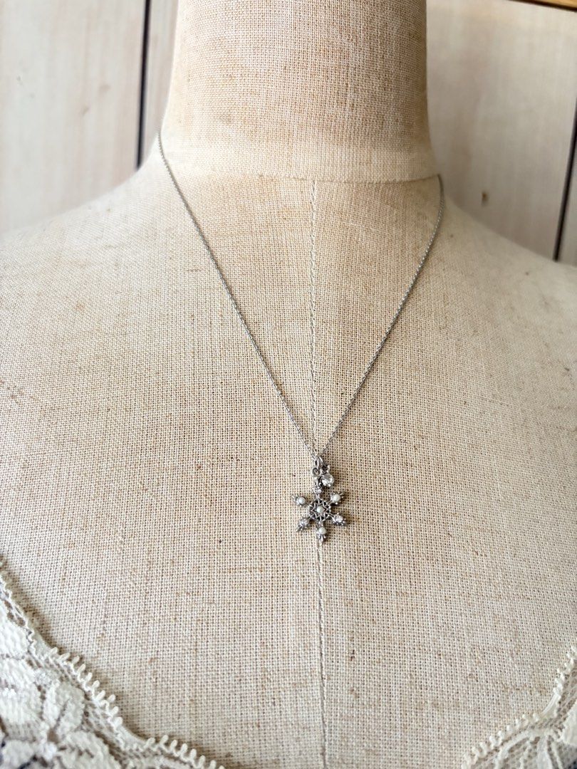 Snowflake Silvertone Necklace (Category: Necklaces) located in Quezon City. Submitted by wagwagan_ukay_blues (Listing ID 1466862091, Image 2). Description: From Japan In good condition 14” length.