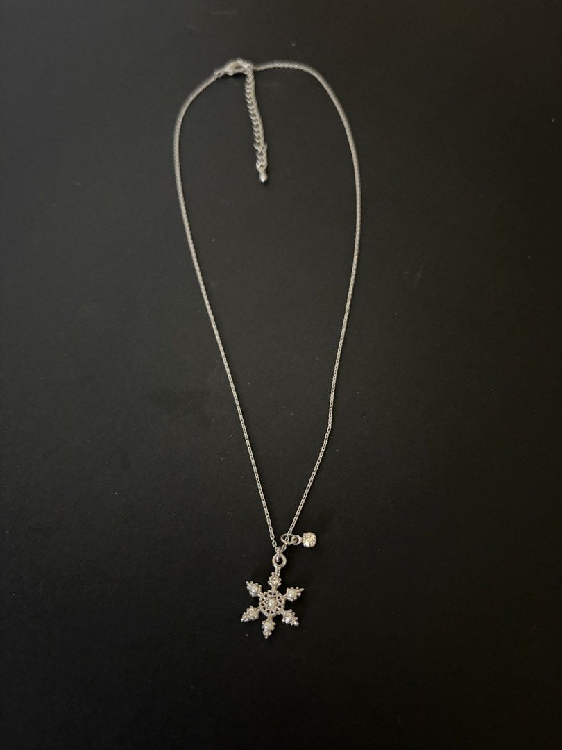Snowflake Silvertone Necklace (Category: Necklaces) located in Quezon City. Submitted by wagwagan_ukay_blues (Listing ID 1466862091, Image 3). Description: From Japan In good condition 14” length.