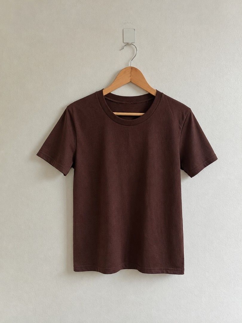 Solid Brown Short Sleeve Crew Neck T-Shirt (Category: Shirts) located in Manila. Submitted by maxinesotto (Listing ID 1466872949, Image 1). Description: SIZE: width - 18½ length - 26.