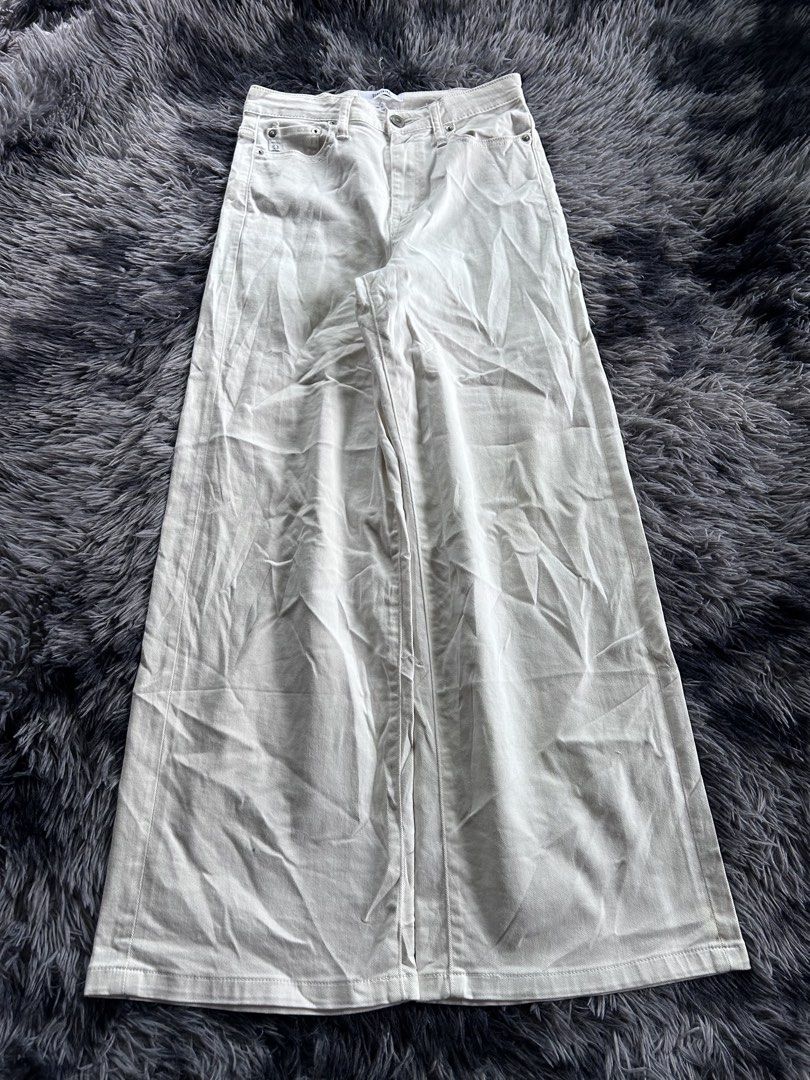 Something Wideleg Jeans 28 (Category: Jeans) located in Baao. Submitted by prettysixtythrift_17 (Listing ID 1466877227, Image 1). Description: Something Wideleg Jeans ▪️Waistline: 28 to 30 ▪️Length: 40 ▪️Hem: 11.5 ▪️Hips: 16.5 ▪️Leg Thigh: 12 ▪️Rise: 10.5 ▪️Inseam: 29 .