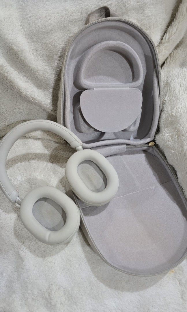 Sony XM5 Headphones (Category: Headphones & Headsets) located in Manaoag. Submitted by nenachung (Listing ID 1466876673, Image 2). Description: 1st owner With official receipt RFS: no longer used.
