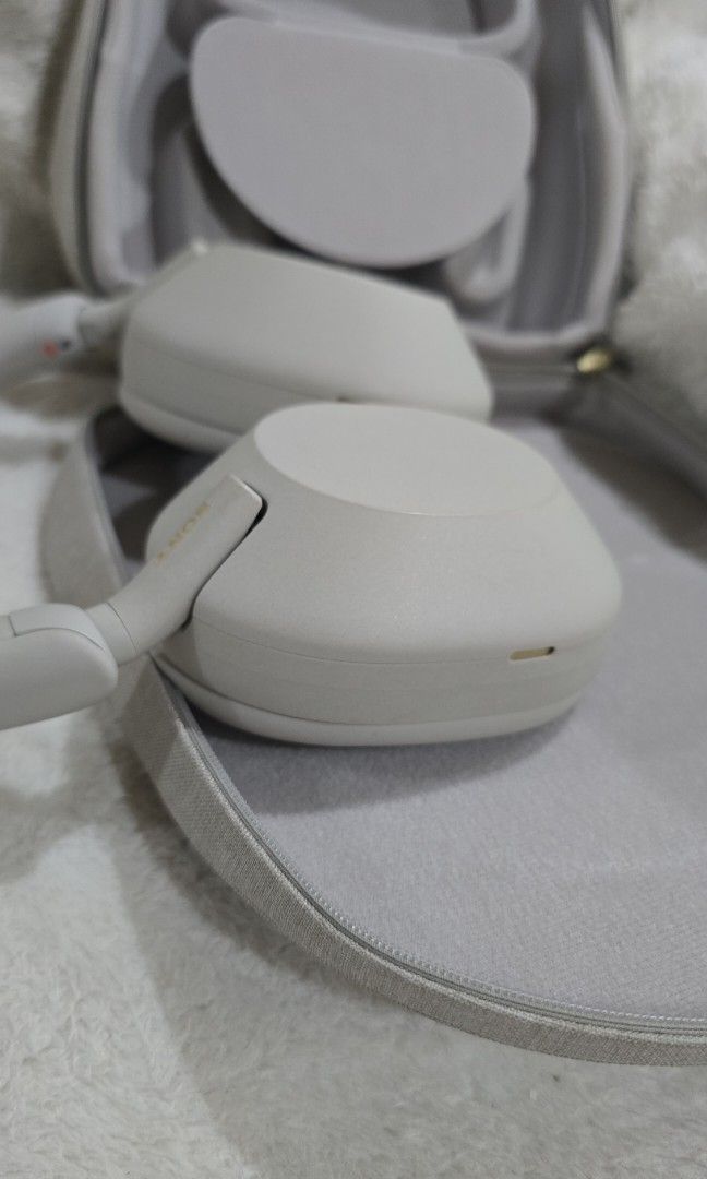 Sony XM5 Headphones (Category: Headphones & Headsets) located in Manaoag. Submitted by nenachung (Listing ID 1466876673, Image 3). Description: 1st owner With official receipt RFS: no longer used.