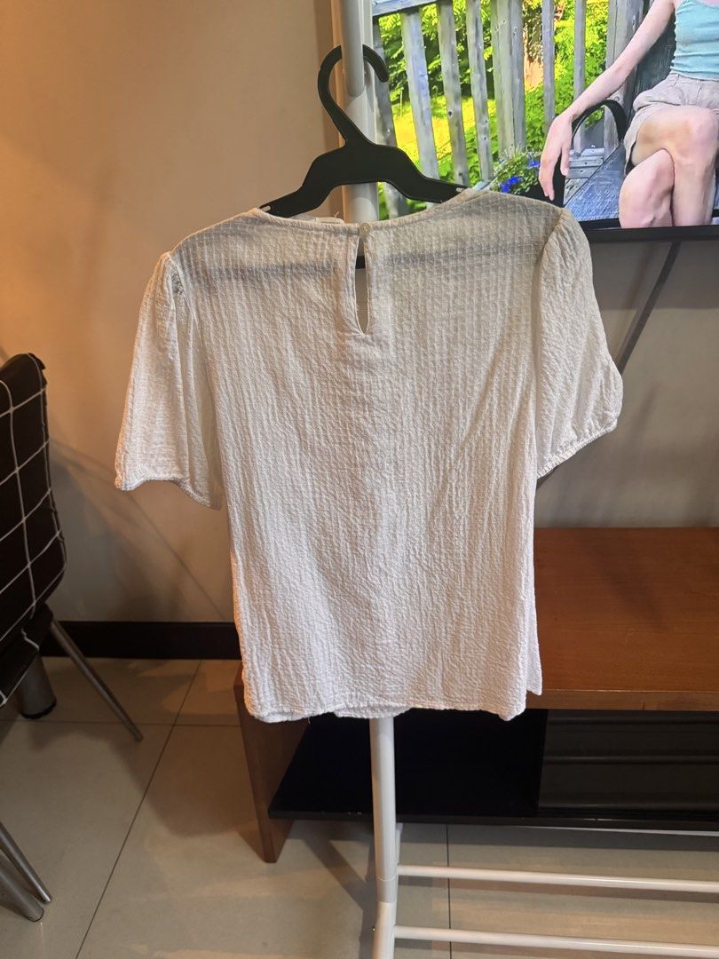 Springfield white blouse (Category: Blouses) located in Quezon City. Submitted by essief (Listing ID 1466917658, Image 3). Description: Not my style, only worn once and was gifted No issues .