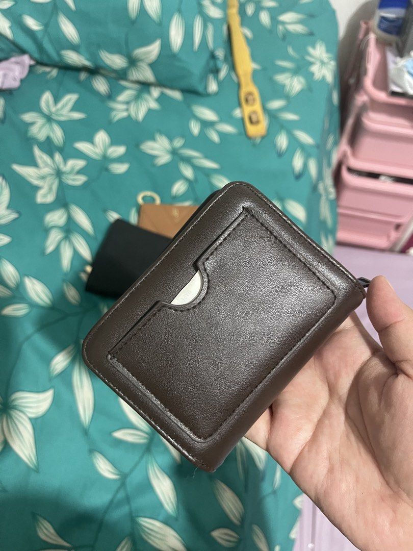 Straightforward wallet (Category: Wallets & Card holders) located in Bulacan. Submitted by nikkiac3 (Listing ID 1466968833, Image 2). Description: halos 3 months lang nagamit, got it for P750 sa store.