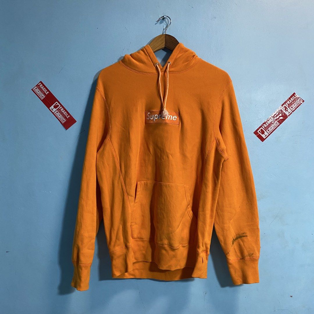 Supreme box logo (Category: Hoodies) located in Santo Tomas. Submitted by niftynook_22 (Listing ID 1466847620, Image 1). Description: Excellent condition 24x28 No issue Complete tags.