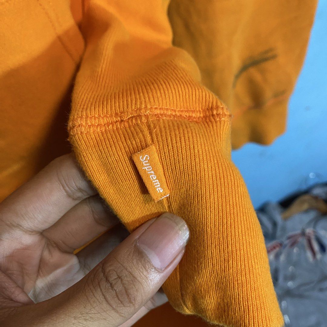Supreme box logo (Category: Hoodies) located in Santo Tomas. Submitted by niftynook_22 (Listing ID 1466847620, Image 3). Description: Excellent condition 24x28 No issue Complete tags.
