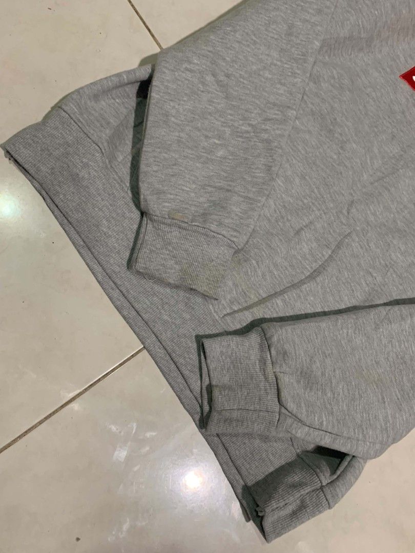 Supreme Box Logo Pullover Hoodie (Category: Hoodies) located in Dipolog. Submitted by ethrifttt (Listing ID 1466938906, Image 3). Description: Supreme Box Logo Pullover Hoodie 20 x 26 excellent condition, stain on sleeve hem (need wash only) missing drawstring.