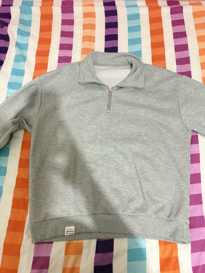 Sweater (Category: Coats, Jackets and Outerwear) located in San Pedro. Submitted by lovedbymeclothes (Listing ID 1466928603, Image 3). Description: Fits S-M mens and M-L women no issue used twice only .