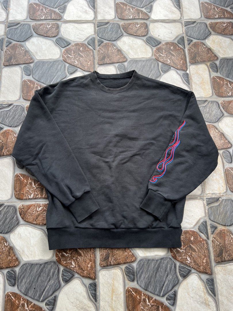 Tain DoublePush Embroidered Design (Category: Sets & Coordinates) located in Cavite. Submitted by sillapwet0606 (Listing ID 1466805829, Image 1). Description: Slightly Fading in crew neck No issue on the design No other issue Color Rate 9/10 Y2K motorsport sweater.