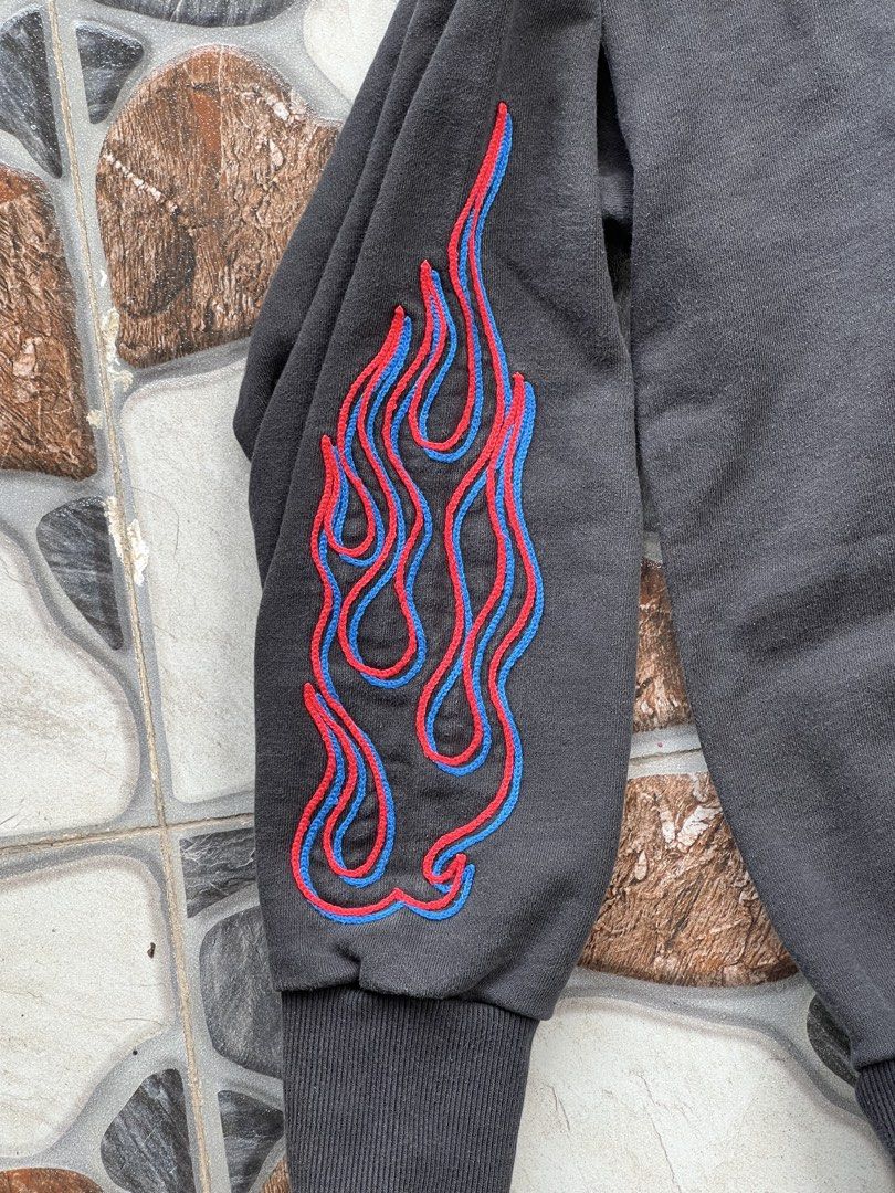 Tain DoublePush Embroidered Design (Category: Sets & Coordinates) located in Cavite. Submitted by sillapwet0606 (Listing ID 1466805829, Image 3). Description: Slightly Fading in crew neck No issue on the design No other issue Color Rate 9/10 Y2K motorsport sweater.