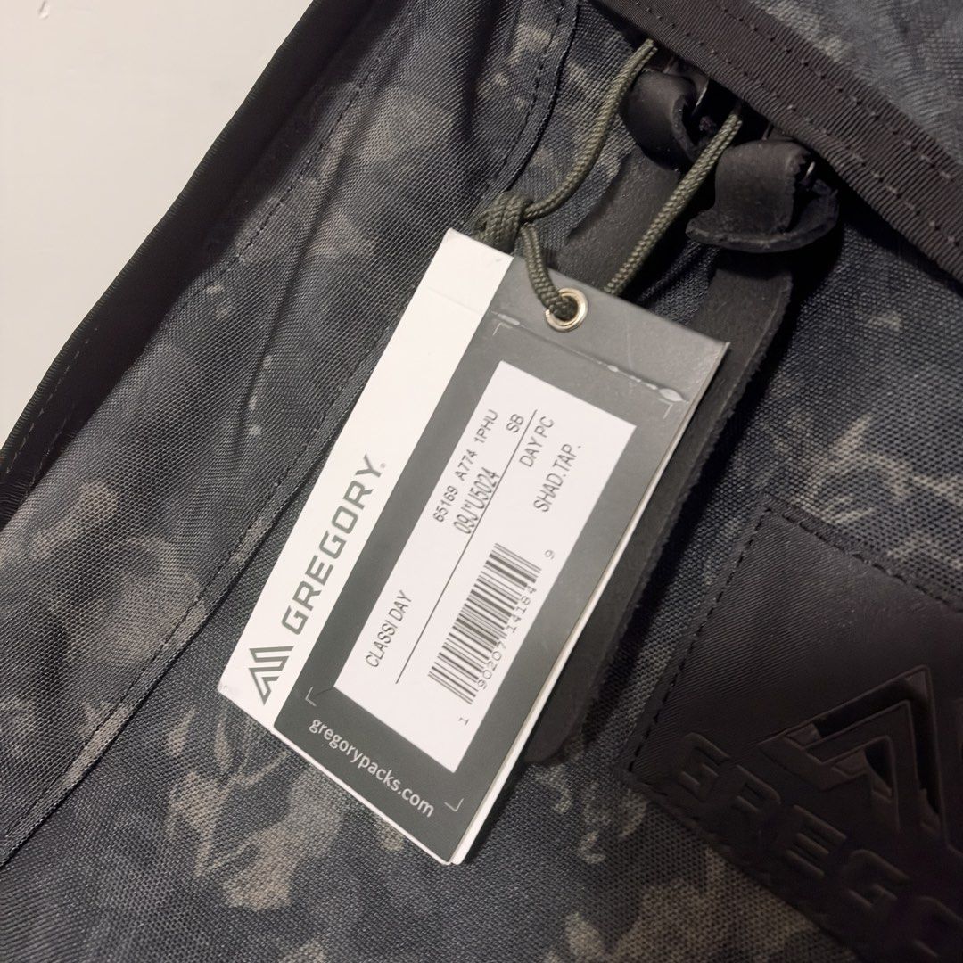 現貨📦 🇰🇷韓國直送 Gregory 皇牌黑花 Shadow Tapestry 26L Day Pack 大容量背囊背包書包 （分類：背包）位於 Hong Kong。 由 lightbulbinthedark 提交（商品編號 1466877794，圖片 3）。簡介： 🇰🇷韓國代購🇰🇷 🇰🇷 G R E G O R Y 🇰🇷 韓國優惠 低至6折‼️ Shadow Tapestry 黑花 26L Day Pack $1299 黑花喺日韓改左名 重新上架 喺韓圜大幅上升 升左20% 皇牌黑花竟然仲有得平🤭🤭 皇牌Day Pack 26L好實用 我自己嗰個舊logo款用左10年都冇穿冇爛😆 身邊親朋戚友嘅Day Pack用超過5年仲用緊‼️ 韓國Gregory係好抵買 平過香港 仲要Samsonite代理 正貨保證✨✨。
