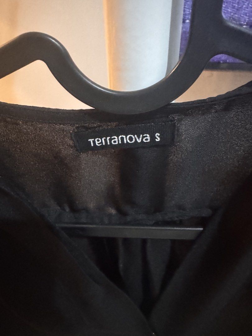 Terranova office top (Category: Sleeveless) located in Quezon City. Submitted by essief (Listing ID 1466921406, Image 2). Description: Sewed in automatic snaps for coverage Nice to be worn in office No when worn photos .