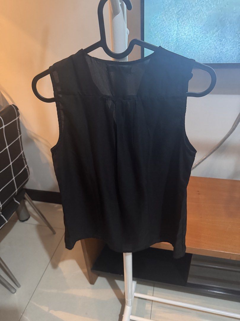 Terranova office top (Category: Sleeveless) located in Quezon City. Submitted by essief (Listing ID 1466921406, Image 3). Description: Sewed in automatic snaps for coverage Nice to be worn in office No when worn photos .