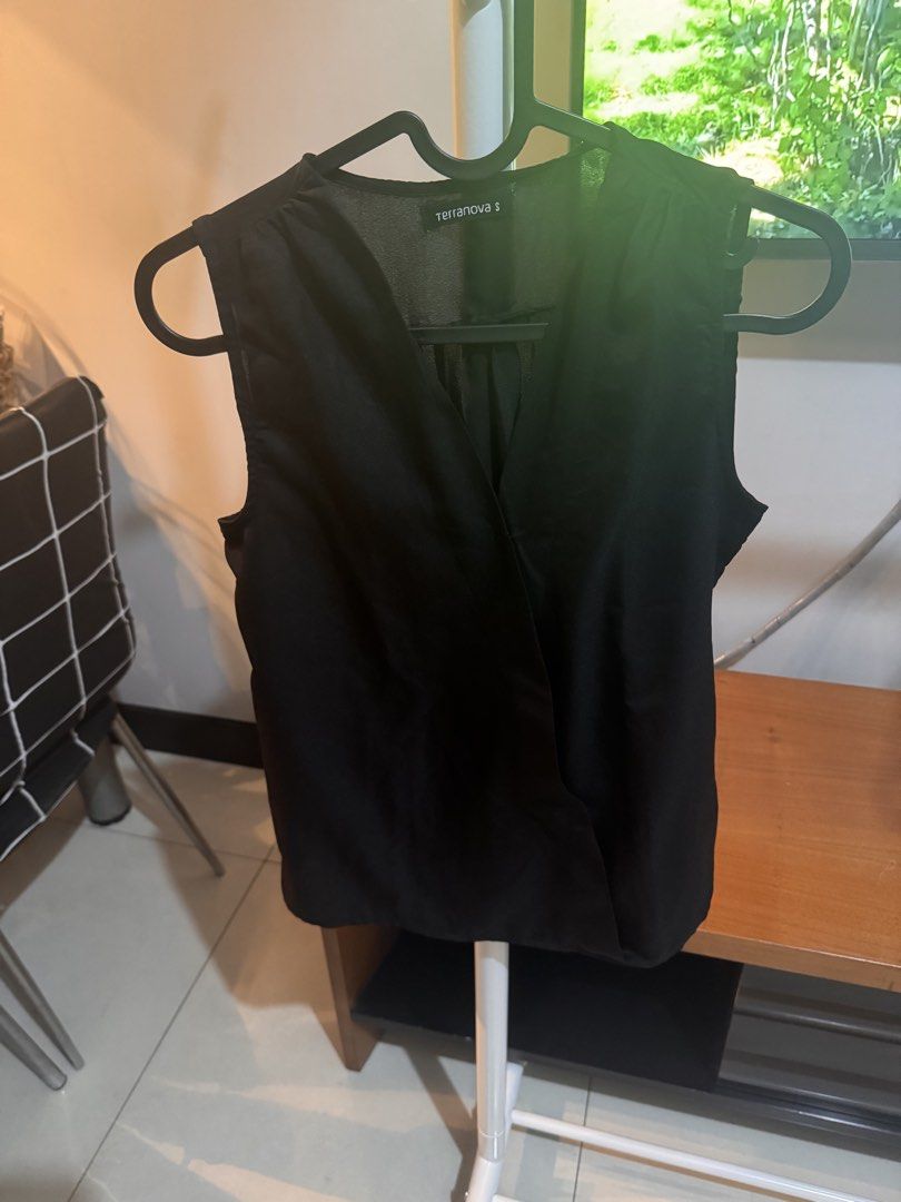 Terranova office top (Category: Sleeveless) located in Quezon City. Submitted by essief (Listing ID 1466921406, Image 1). Description: Sewed in automatic snaps for coverage Nice to be worn in office No when worn photos .