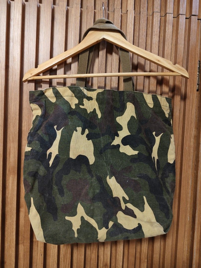 the hundreds (Category: Sling Bags) located in San Fernando. Submitted by SungkiThrift (Listing ID 1466926327, Image 3). Description: the hundreds tote bag.