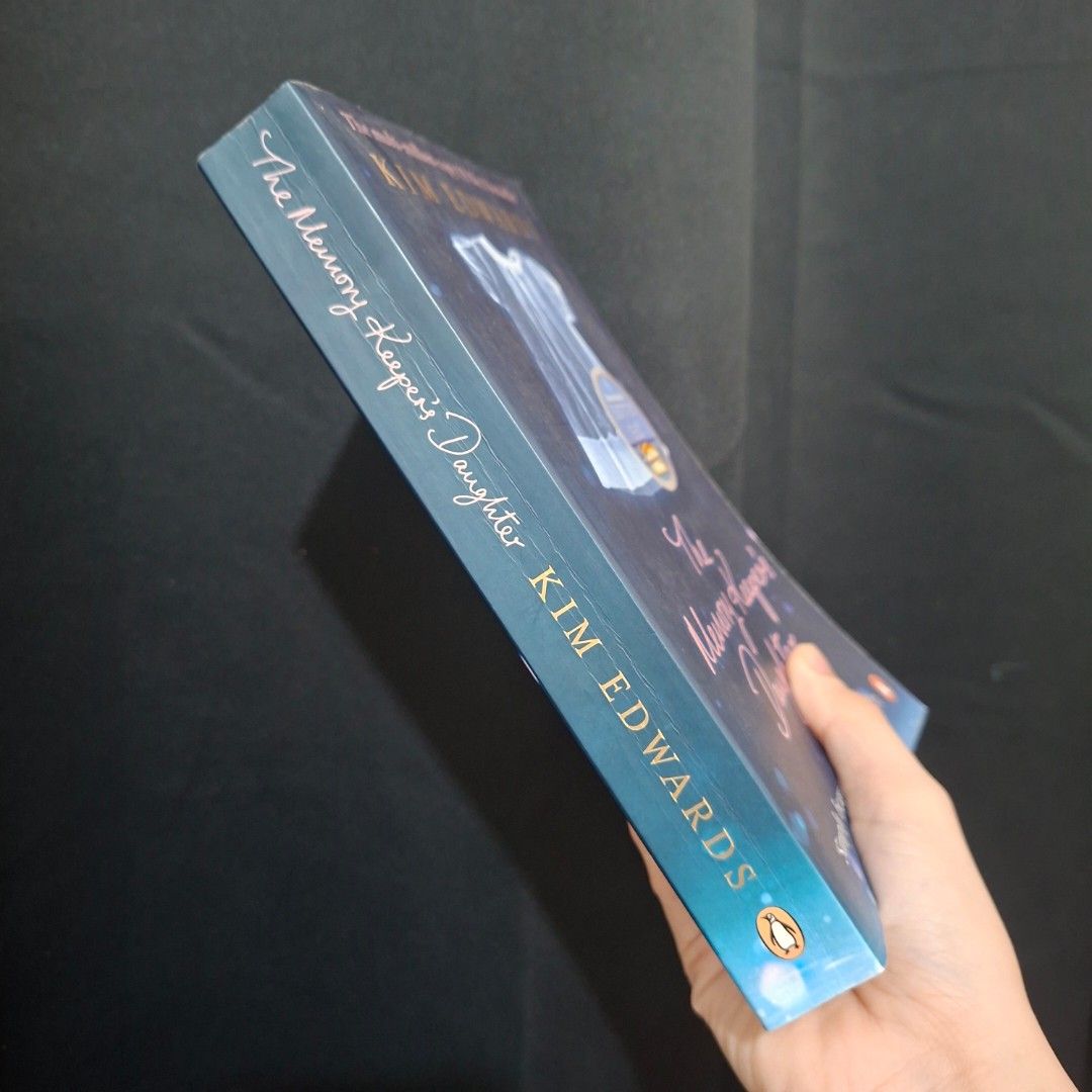The Memory Keeper's Daughter by Kim Edwards (Category: Storybooks) located in Marikina City. Submitted by hellobookish.ph (Listing ID 1466776231, Image 2). Description: GR⭐️ 3.70 (615.3k ratings) Standalone Historical Fiction Paperback Preloved (with minimal floxing).
