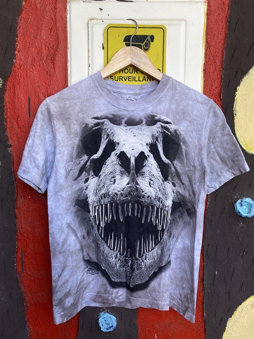 The mountain tee (Category: Shirts) located in Trento. Submitted by estilounico02 (Listing ID 1466808994, Image 1). Description: Width 16.5 Length 23 9/10 color rate No issue .