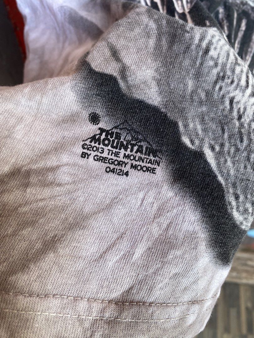 The mountain tee (Category: Shirts) located in Trento. Submitted by estilounico02 (Listing ID 1466808994, Image 2). Description: Width 16.5 Length 23 9/10 color rate No issue .