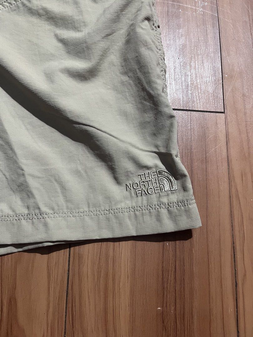 The North Face Shorts (Category: Shorts) located in Valenzuela. Submitted by 94thrift (Listing ID 1466878699, Image 3). Description: The North Face Shorts •Width: 38 •Length: 20.5 •Hem: 13 ₱580 + Shipping fee MOP: Gcash Courier: J&T, LBC and Lalamove or Meet up 📍Loc: Valenzuela City.