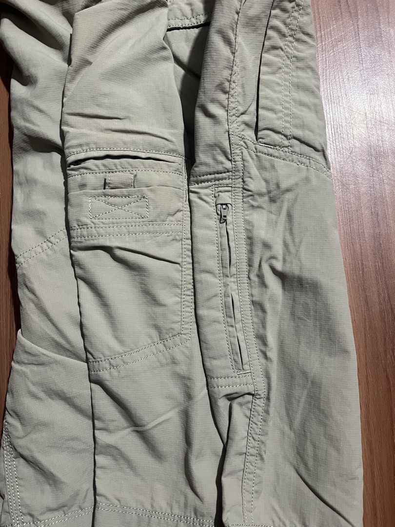 The North Face Shorts (Category: Shorts) located in Valenzuela. Submitted by 94thrift (Listing ID 1466878699, Image 2). Description: The North Face Shorts •Width: 38 •Length: 20.5 •Hem: 13 ₱580 + Shipping fee MOP: Gcash Courier: J&T, LBC and Lalamove or Meet up 📍Loc: Valenzuela City.