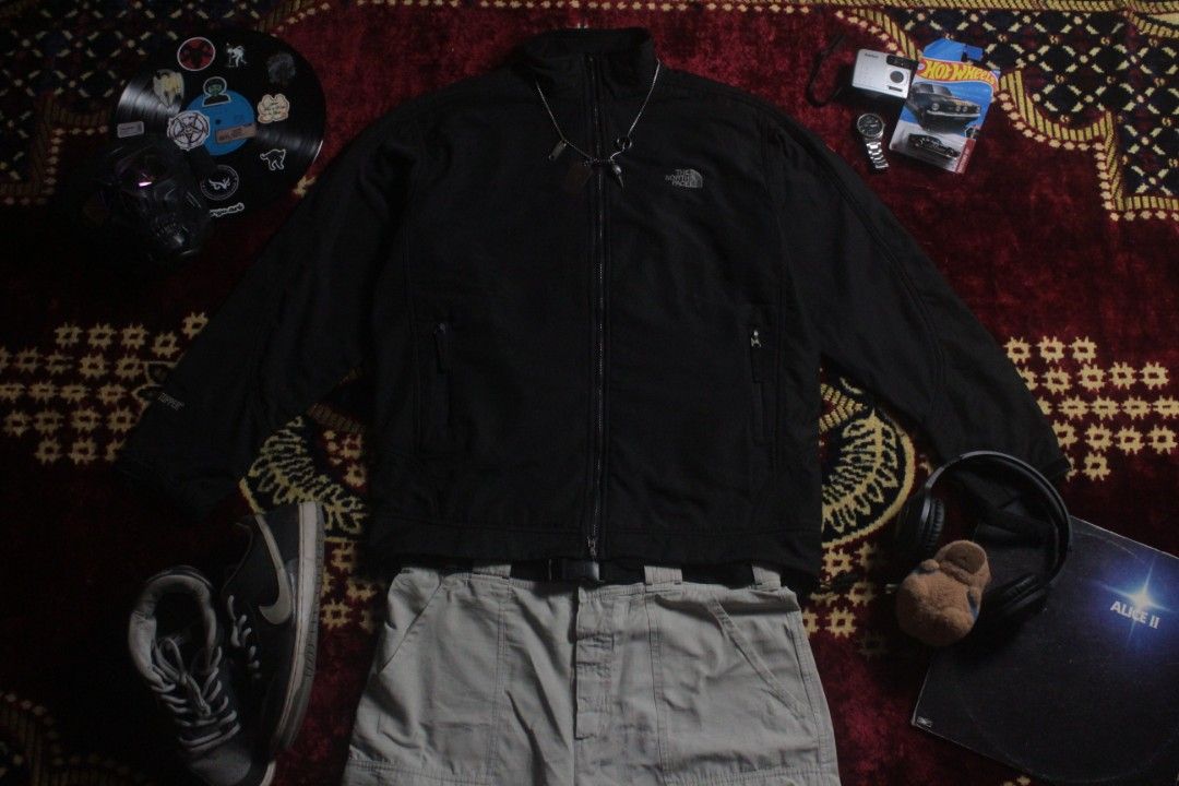 The North Face Windstopper Summit Series Soft Shell Double Zip Jacket (Category: Coats, Jackets and Outerwear) located in Naga. Submitted by kurtsoweak042005 (Listing ID 1466937131, Image 1). Description: The North Face Windstopper Summit Series Soft Shell Double Zip Jacket Dimes Front L 27.5 Back L 30 W 24 In Excellent Condition Color Rate: 10000/10 Issue: Replaced 2 pocket button.
