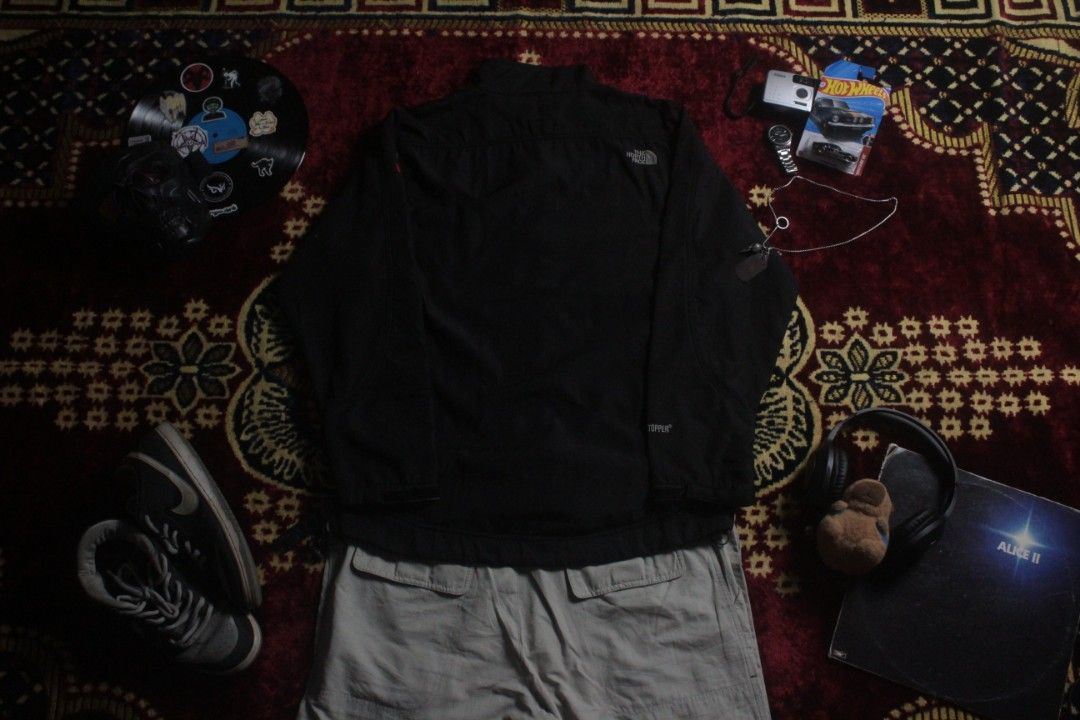 The North Face Windstopper Summit Series Soft Shell Double Zip Jacket (Category: Coats, Jackets and Outerwear) located in Naga. Submitted by kurtsoweak042005 (Listing ID 1466937131, Image 2). Description: The North Face Windstopper Summit Series Soft Shell Double Zip Jacket Dimes Front L 27.5 Back L 30 W 24 In Excellent Condition Color Rate: 10000/10 Issue: Replaced 2 pocket button.