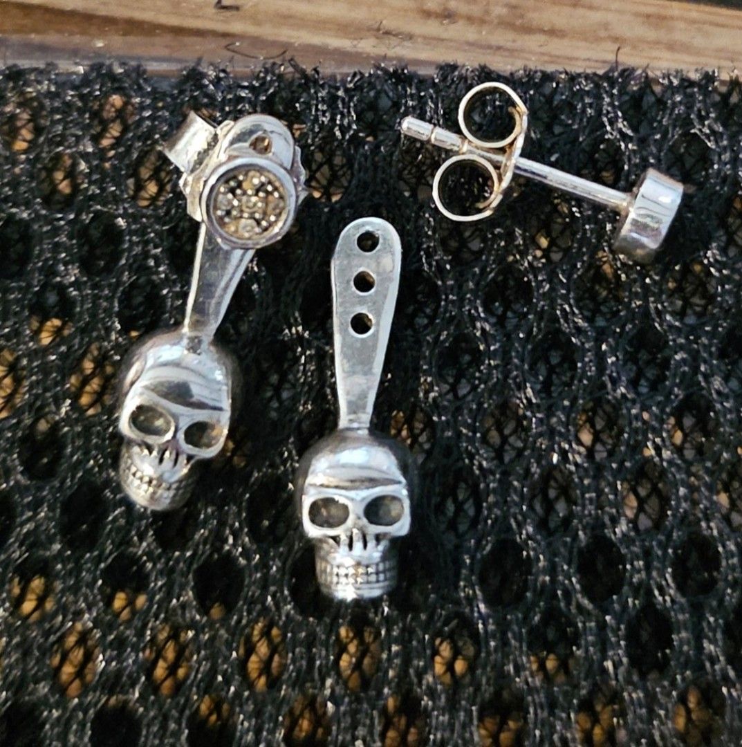 Thomas Sabo Skull Convertible Earrings (Category: Earrings) located in General Trias. Submitted by sheiladelta32737 (Listing ID 1466796082, Image 2). Description: can be worn as stud or as dangling earrings w/ orig box 2k only ships from Cavite.