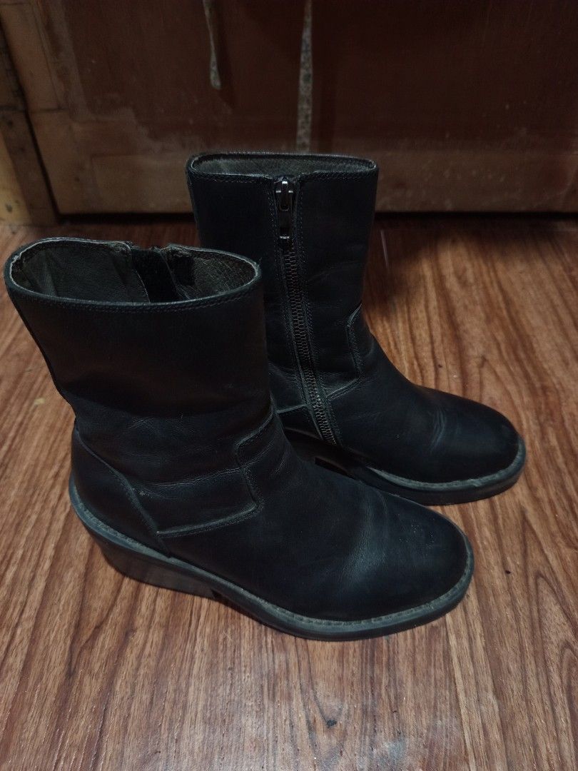THRIFTED BLACK PLAIN HEELED BOOTS (Category: Boots) located in Tagoloan. Submitted by spid.erlily (Listing ID 1466935527, Image 1). Description: .
