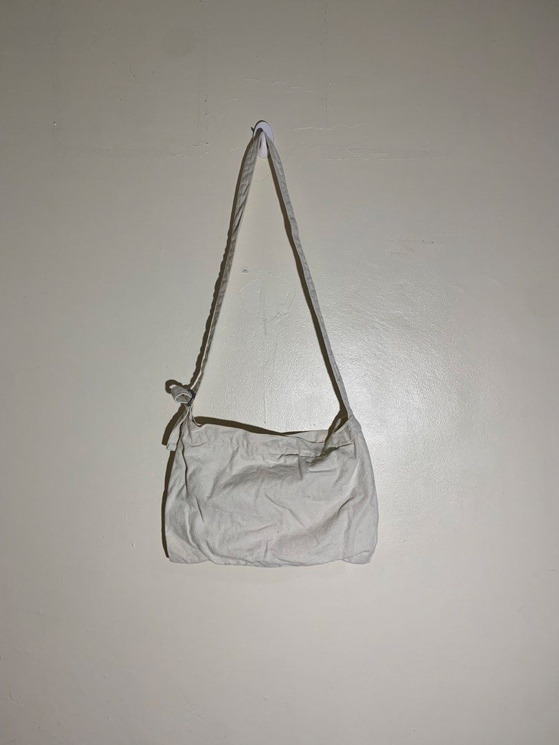 Tnf canvas sling bag (Category: Sling Bags) located in Lapu Lapu. Submitted by fellasgallery11 (Listing ID 1466846802, Image 2). Description: Tnf canvas sling 10 length 14 width No issues or flaws .