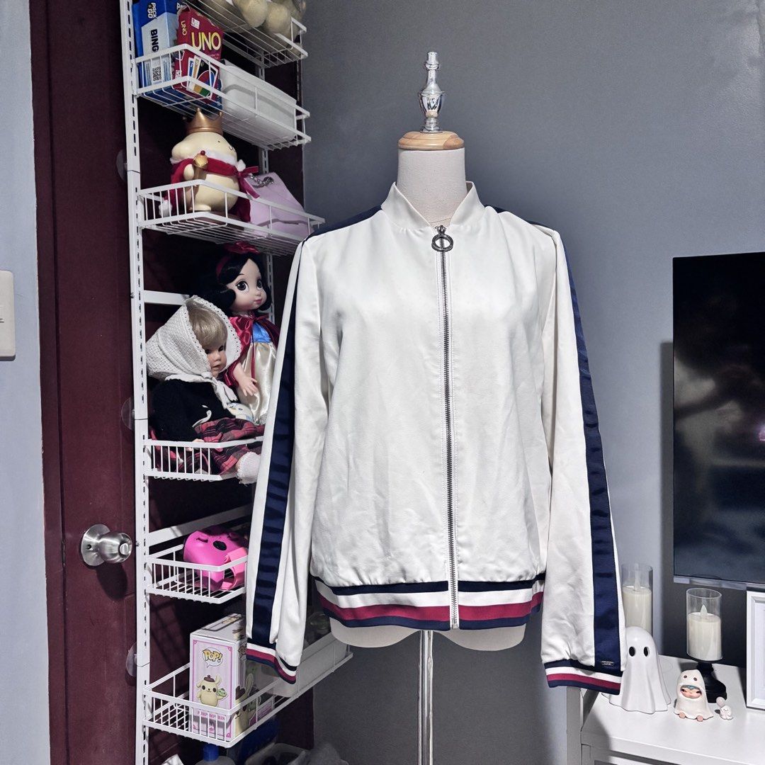 Tommy Hilfiger Bomber white jacket (Category: Coats, Jackets and Outerwear) located in Taguig. Submitted by eladela.closet (Listing ID 1466816868, Image 1). Description: size L but fits s to m yellowing on the neck part but can be bleached not my style anymkre.