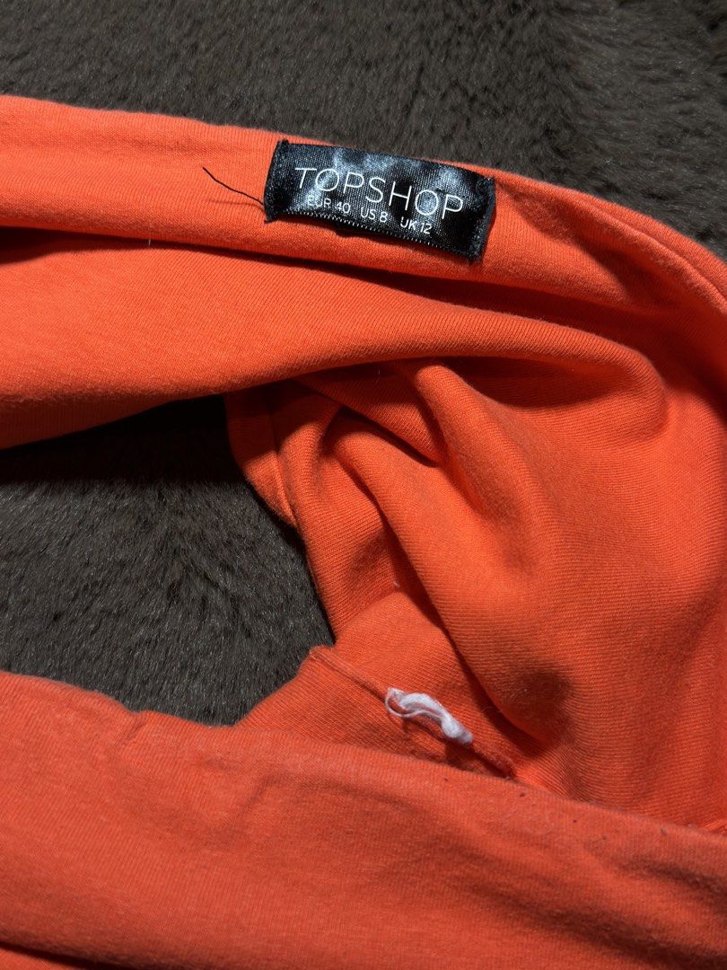 TOPSHOP cropped tube top (Category: Sleeveless) located in Valenzuela. Submitted by julijulyxoxo (Listing ID 1466802788, Image 2). Description: MOP: maribank, gcash, maya MOD: J&T Express Item is unwashed. Please wash immediately before wearing! 📍san miguel bulacan .