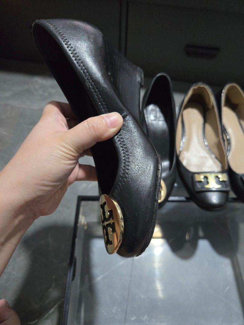 Bundle Tory Burch Black Wedge and Flat Shoes (Category: Flats & Sandals) located in Quezon City. Submitted by sweetprince (Listing ID 1466863736, Image 3). Description: Take note this is bundle my issue npo sya so manage your expectation, ikaw nlng bahala mgdikit sa gilid lng nmn nung wedge or much better ipatahi mo nlng. 💯👌authentic - Bundle of 2 authentic Tory Burch shoes in classic black - Pair 1: Black leather wedge heels featuring large go