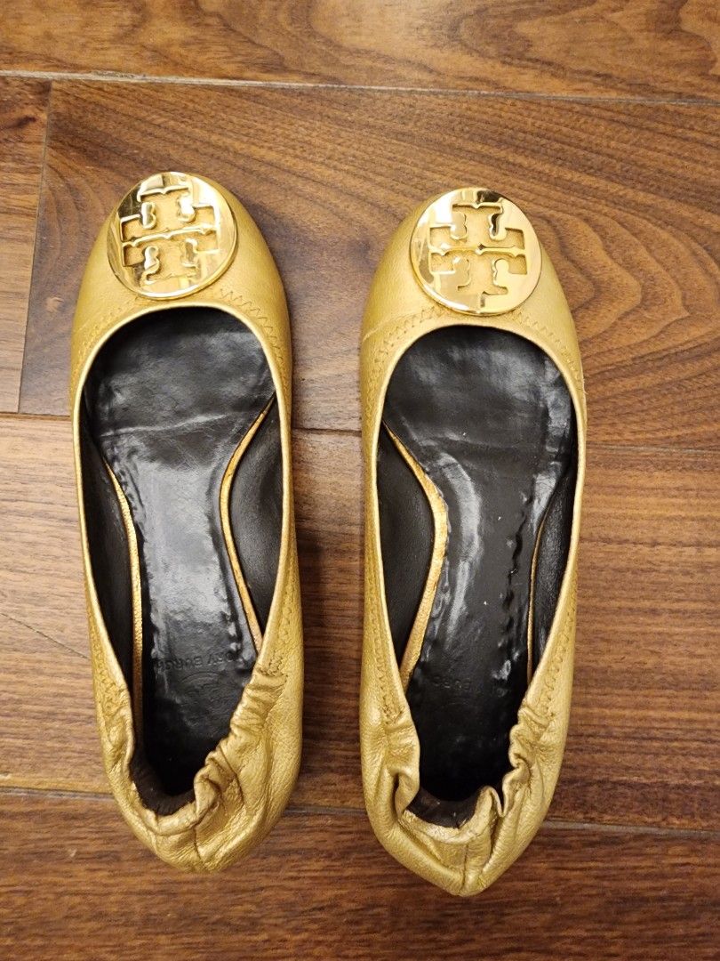 Tory Burch Gold Leather Ballet Flats (Category: Flats & Sandals) located in Manila. Submitted by wardrobemanila (Listing ID 1466843520, Image 3). Description: bought in tory Burch greenbelt few yrs ago sobra matagal na stuck sa cabinet, tapos pinatahi ko rin ito kay Mr quickie before. Before gamit na gamit ko to then after ko manganak sikip na so nakatago nlng sa kabinet so ilan yrs sya nasa cabinet lang talaga, selling super duper low to dispose