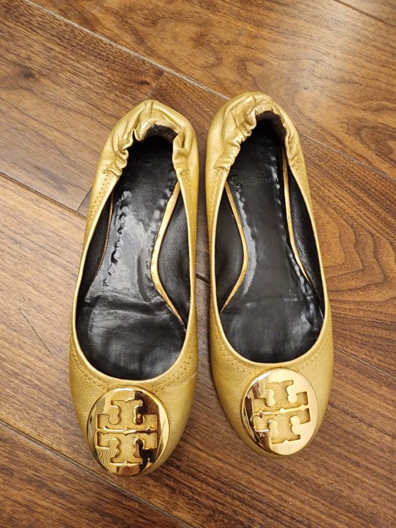 Tory Burch Gold Leather Ballet Flats (Category: Flats & Sandals) located in Manila. Submitted by wardrobemanila (Listing ID 1466843520, Image 2). Description: bought in tory Burch greenbelt few yrs ago sobra matagal na stuck sa cabinet, tapos pinatahi ko rin ito kay Mr quickie before. Before gamit na gamit ko to then after ko manganak sikip na so nakatago nlng sa kabinet so ilan yrs sya nasa cabinet lang talaga, selling super duper low to dispose
