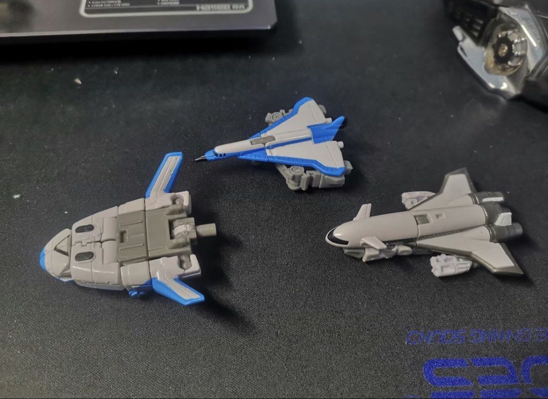 Transformers 變形金剛 限定版 星辰劍 Star Saber （分類：汽車模型）位於 Hong Kong。 由 warm.114514 提交（商品編號 1466965737，圖片 5）。簡介： 限定套裝拆出 注意只有劍 通病有壞 這一步不變形就不會開裂 常態擺放变形不會斷裂 。