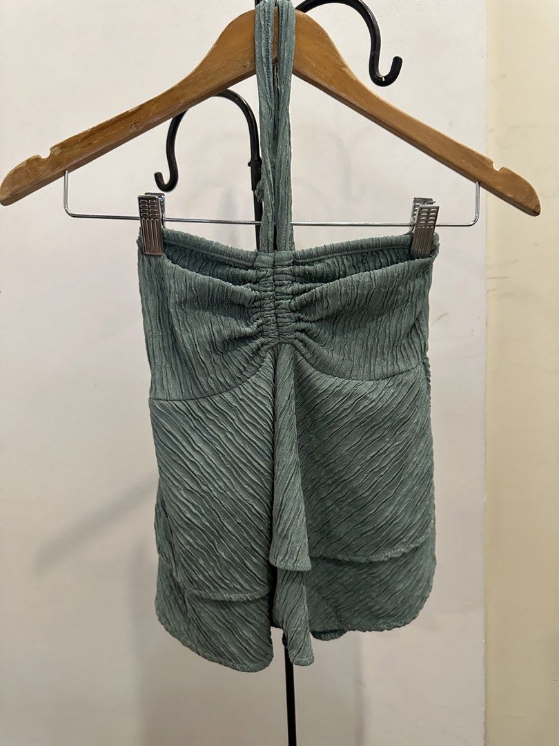 Tube halter top (Category: Sleeveless) located in Paranaque City. Submitted by celinegab (Listing ID 1466868419, Image 1). Description: .
