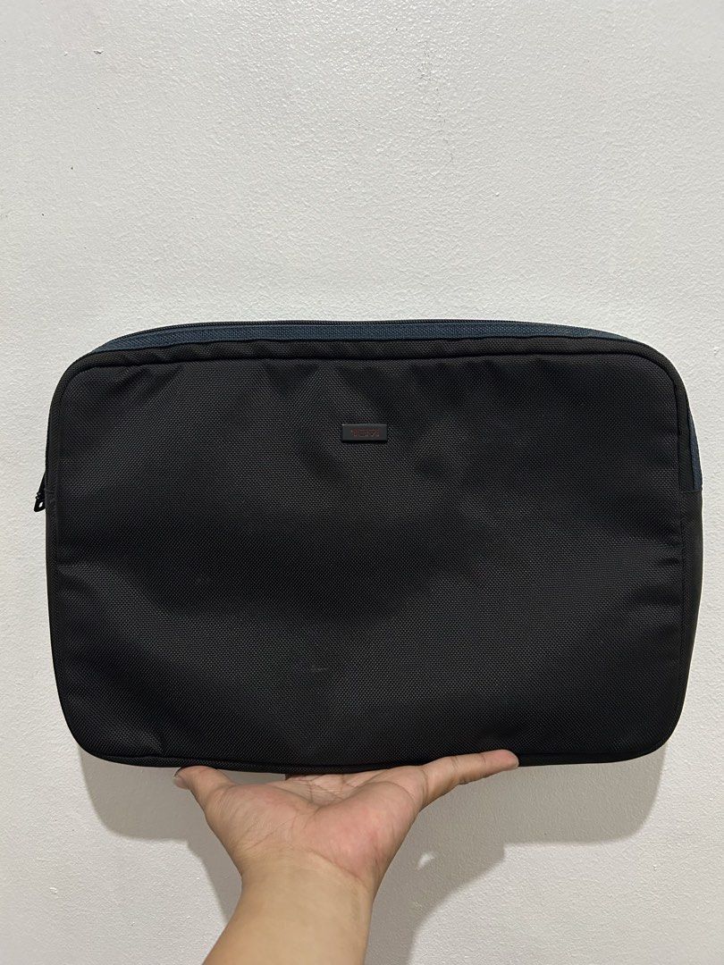 Tumi Black Laptop Sleeve Pouch (Category: Laptop Bags & Sleeves) located in Angeles City. Submitted by cassey_phoenix (Listing ID 1466906569, Image 1). Description: - Authentic Tumi laptop sleeve in classic black with blue zipper details - Padded interior safeguards your device from scratches and bumps - Built to last with durable ballistic nylon exterior for daily wear - Slim and compact design fits effortlessly into backpacks or briefcases - Fi