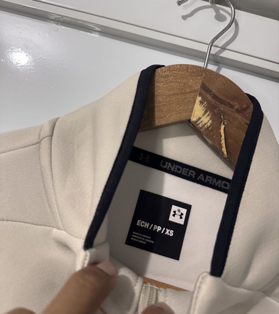 Under armour (Category: Coats, Jackets and Outerwear) located in Manila. Submitted by outgood.ph (Listing ID 1466941983, Image 3). Description: Unde armour .