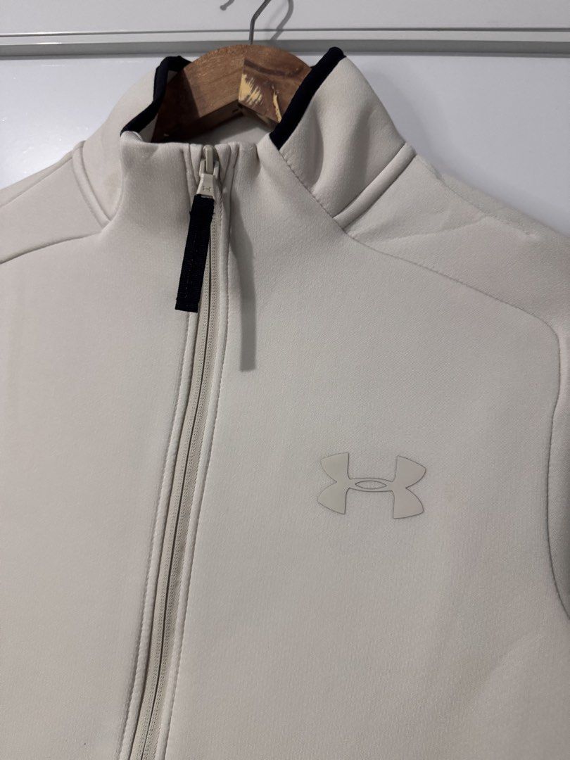Under armour (Category: Coats, Jackets and Outerwear) located in Manila. Submitted by outgood.ph (Listing ID 1466941983, Image 2). Description: Unde armour .