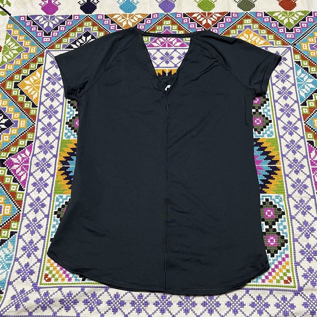 Under Armour Black Athletic T-Shirt (Category: Activewear) located in Dagupan City. Submitted by vernzkee (Listing ID 1466821375, Image 2). Description: - Brand: Under Armour - Color: Classic Black - Fit: Women's activewear (approx. 17" chest width, 25" length) - Material: Breathable mesh fabric with flat seams to prevent chafing - Design: Chic open back panel with unique patterned inner collar and hem trim - Ideal For: Gym workouts, running, and